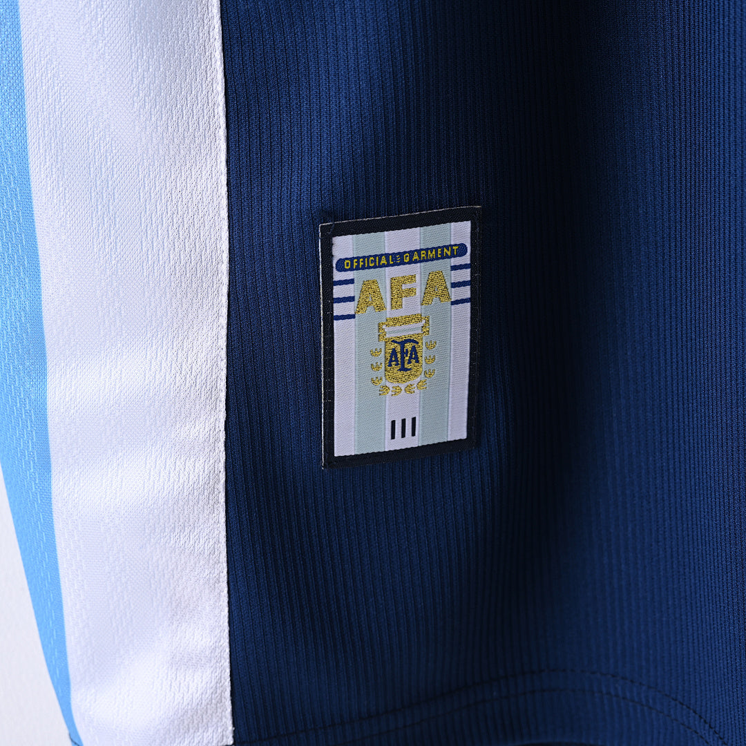 Argentina 1998 Away Retro Jersey — detalle del escudo y tejido