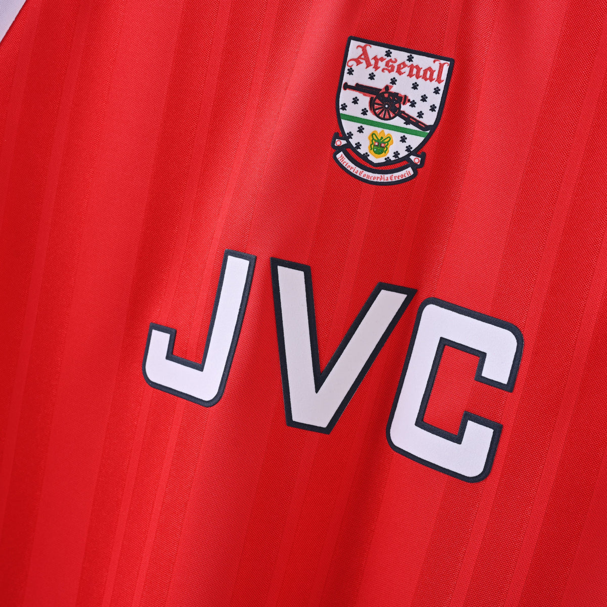 Arsenal 1992–94 Home Retro Jersey — detalle del escudo y patrocinio