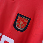 Arsenal 1996/97 Home Retro Jersey — detalle del escudo y patrocinio