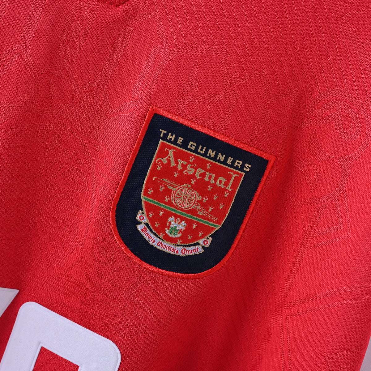 Arsenal 1996/97 Home Retro Jersey — detalle del escudo y patrocinio