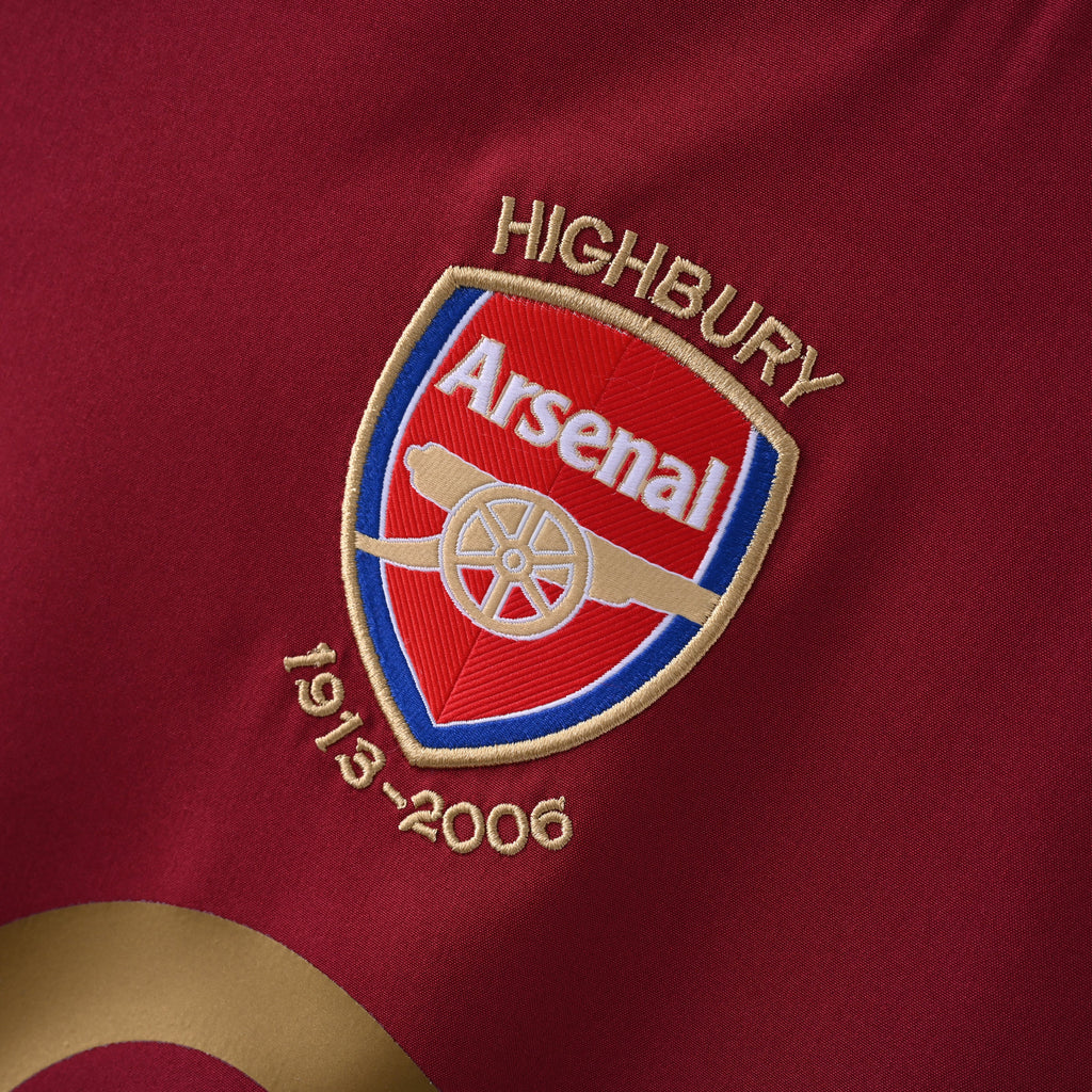 Arsenal 2005/06 Home Retro Jersey — detalle del escudo