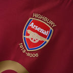 Arsenal 2005/06 Home Retro Jersey — detalle del escudo