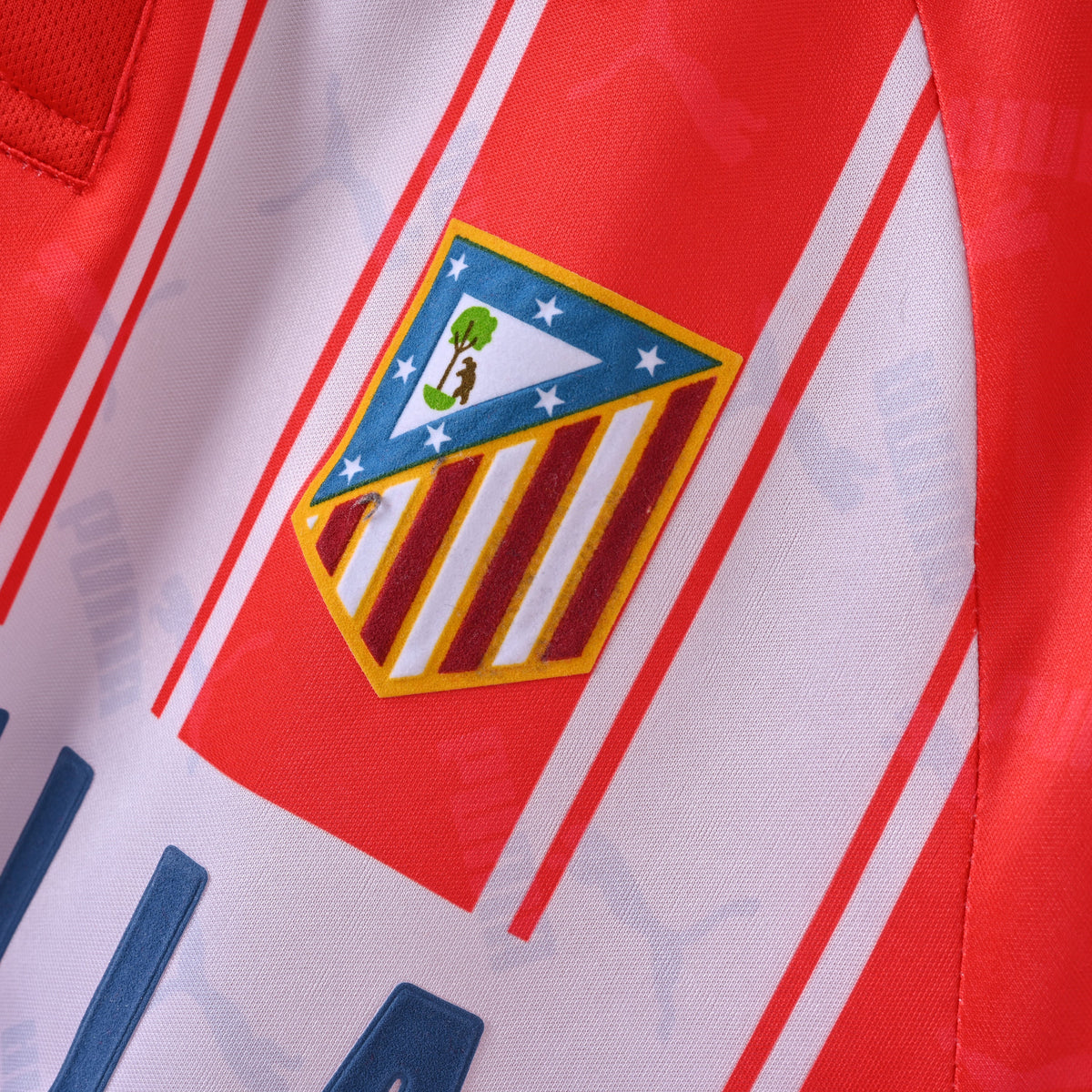 Atlético de Madrid 1994/95 Home Retro Jersey — detalle del escudo