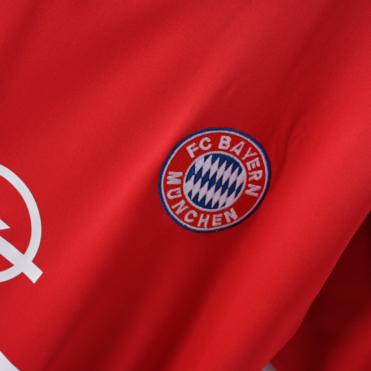 Bayern Munich 2000/01 Home Retro Jersey club crest and fabric detail