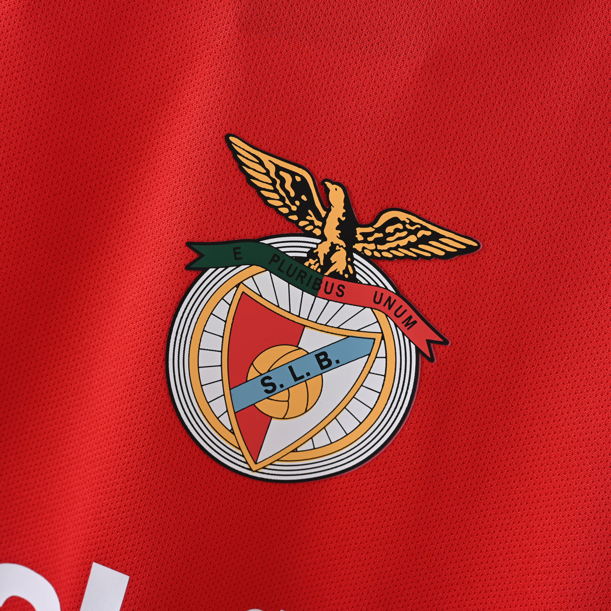 Benfica 1994/95 Home Retro Jersey — detalle del escudo