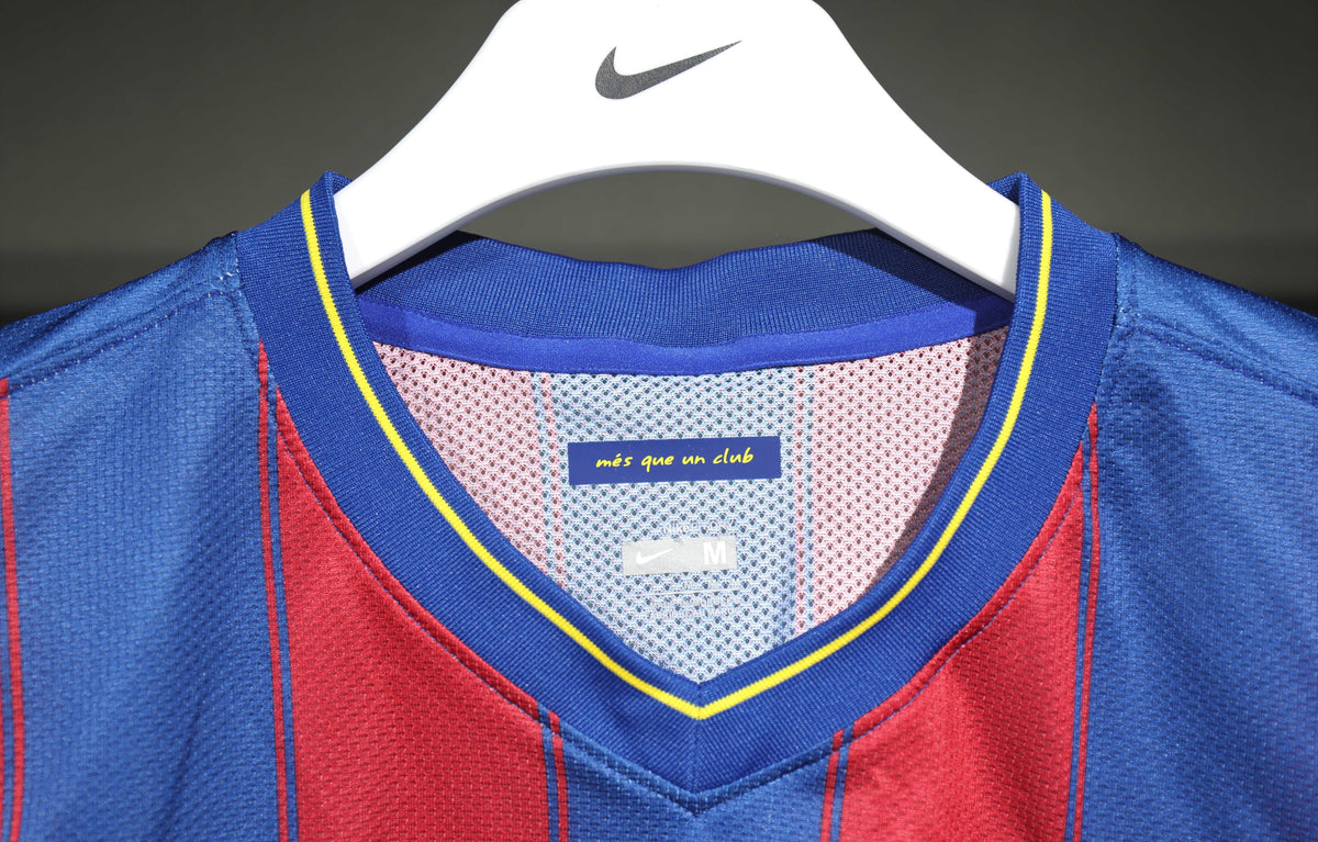 FC Barcelona 2009/10 Home Retro Jersey — detalle de tejido y etiquetas