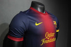 FC Barcelona 2012/13 Home Retro Jersey detalle del escudo y tejido