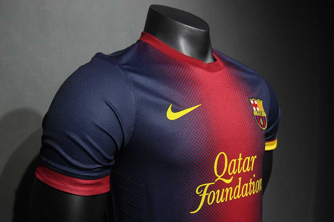 FC Barcelona 2012/13 Home Retro Jersey detalle del escudo y tejido