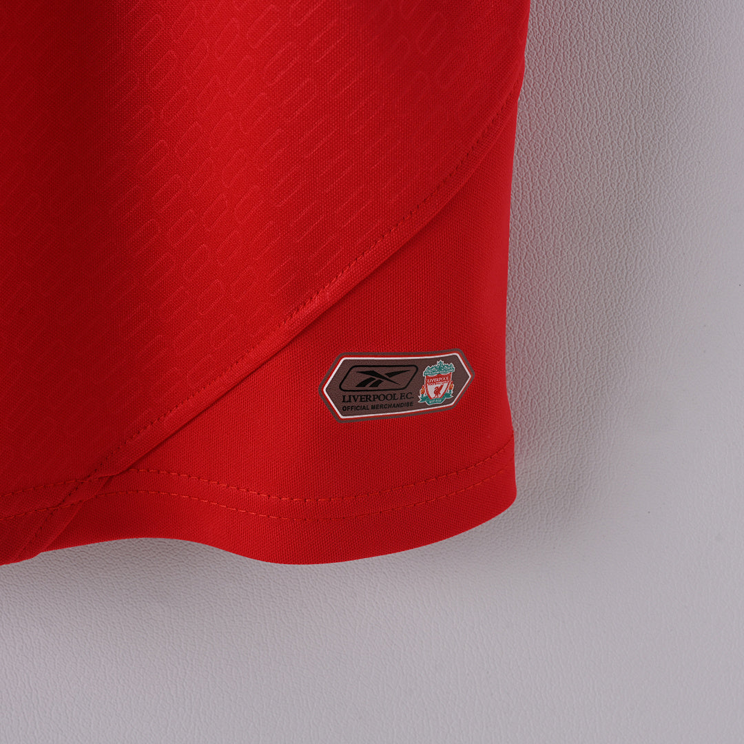Liverpool FC 2004/05 Home Retro Jersey – detalle de escudo y tejido