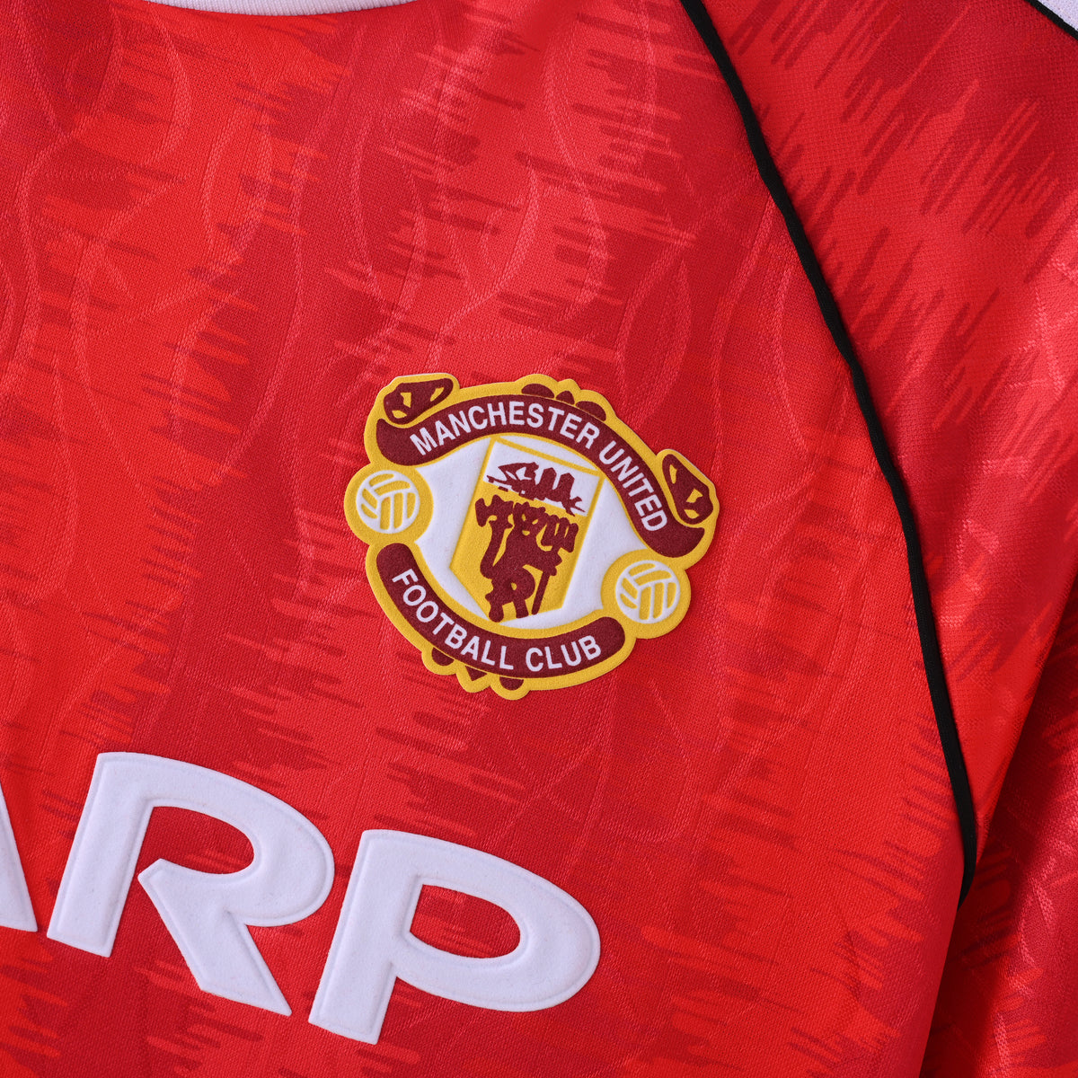 Manchester United 1991/92 Home Retro Jersey club crest and fabric detail