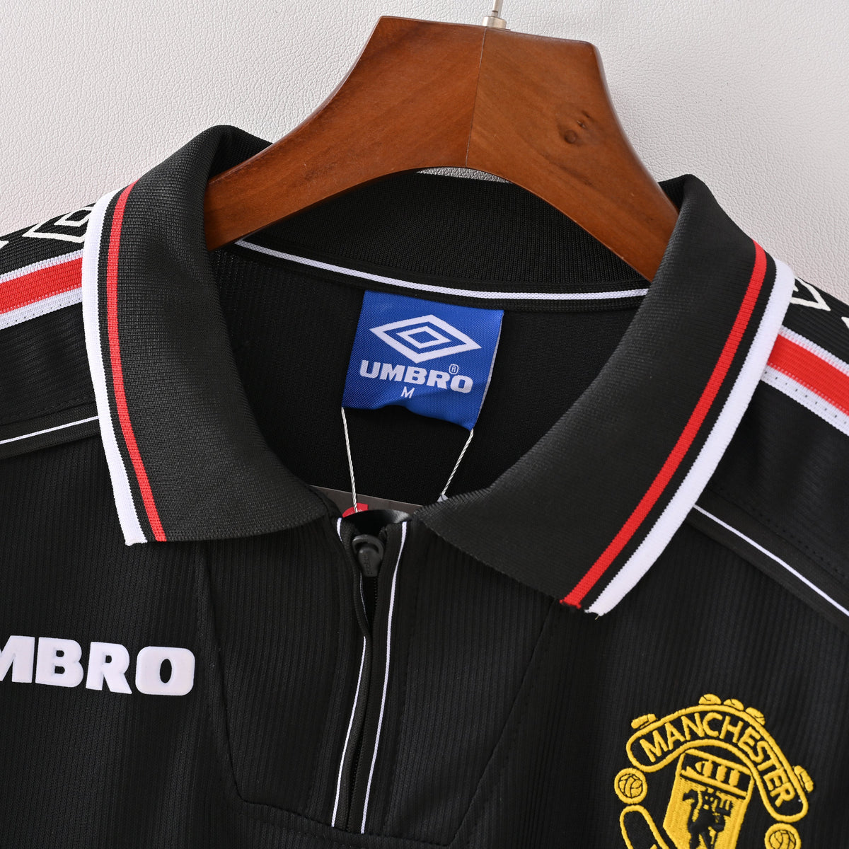 Manchester United 1998/99 Black Long Sleeve Retro Jersey detail