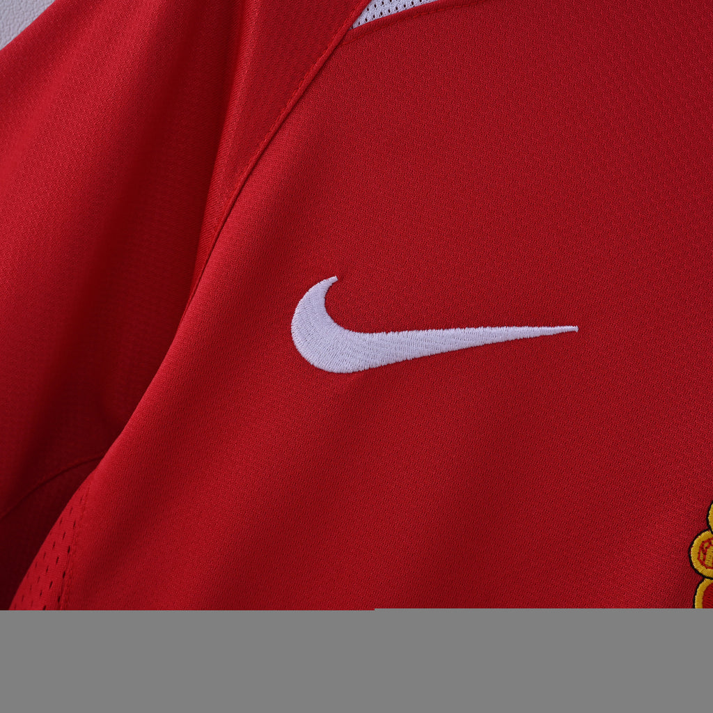 Manchester United 2004–06 Home Retro Jersey crest and fabric detail