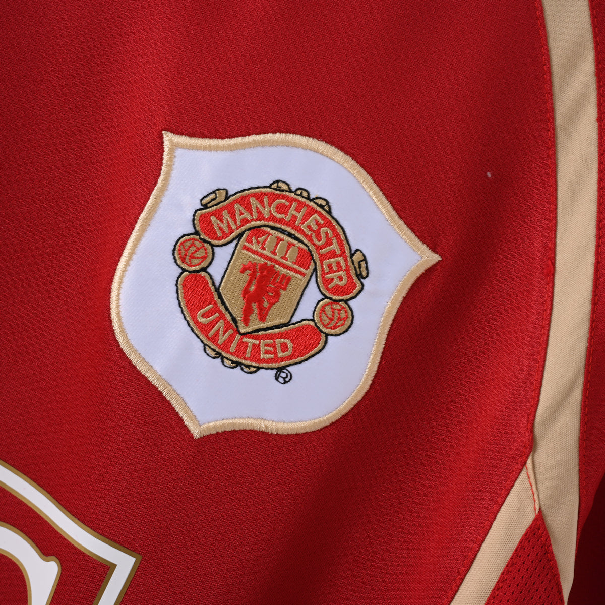 GoalStyle Manchester United 2006/07 Home Retro Jersey – detalle del escudo