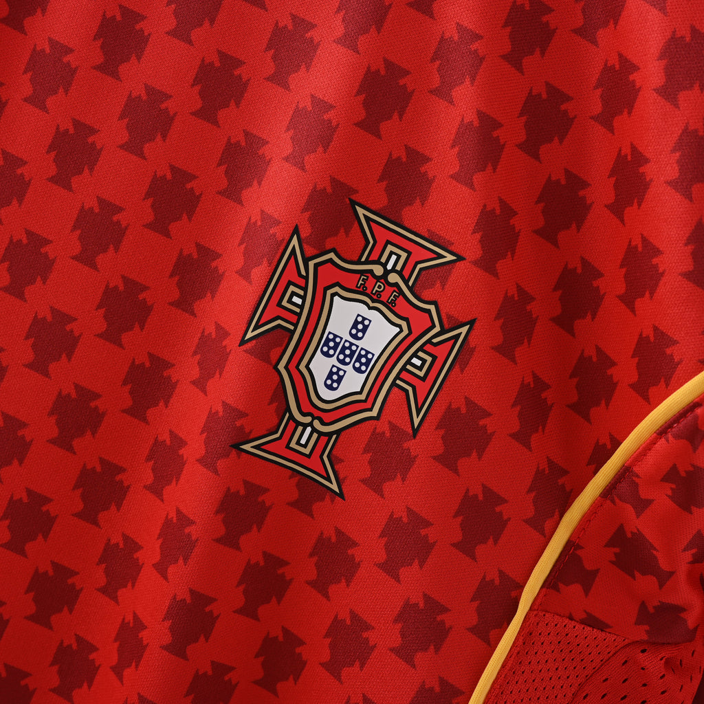 Portugal 2004 home retro jersey, detalle del escudo y tejido