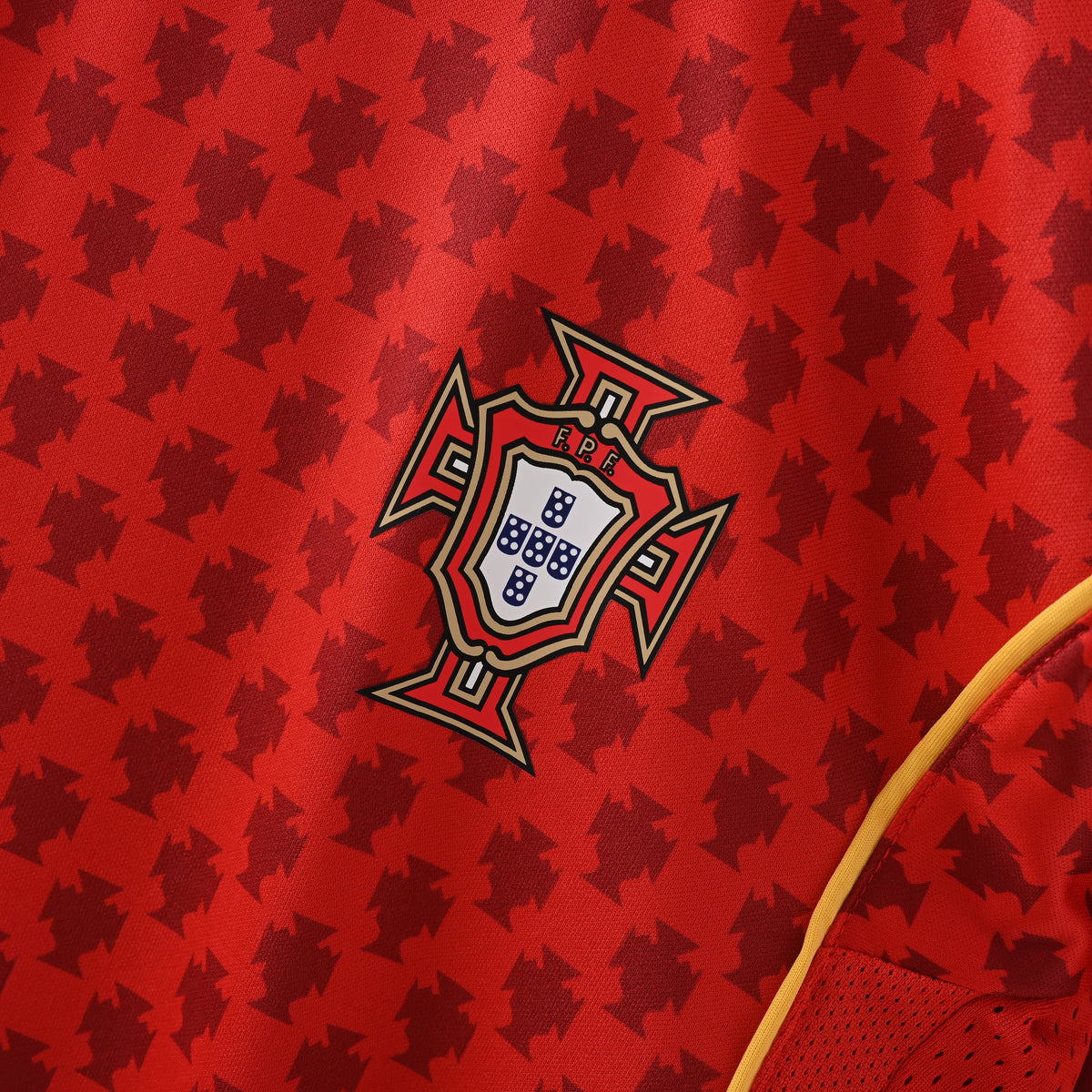 Portugal 2004 home retro jersey, detalle del escudo y tejido