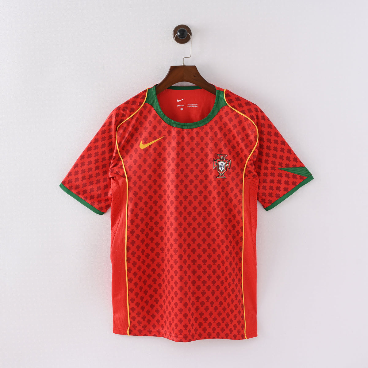 Portugal 2004 home retro jersey, vista frontal