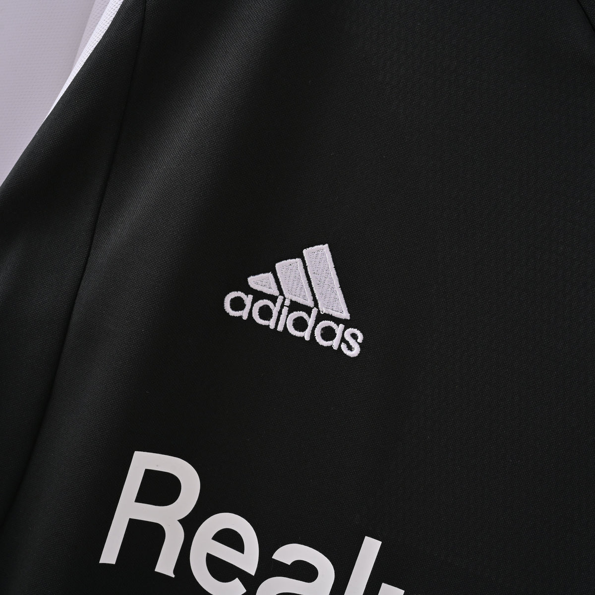 Real Madrid 2001/02 Home Retro Jersey detail