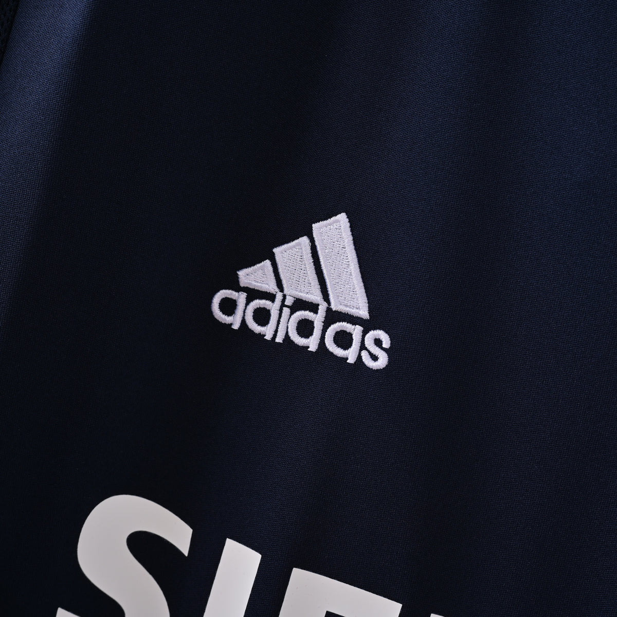 Real Madrid 2004/05 Away Retro Jersey crest and fabric detail