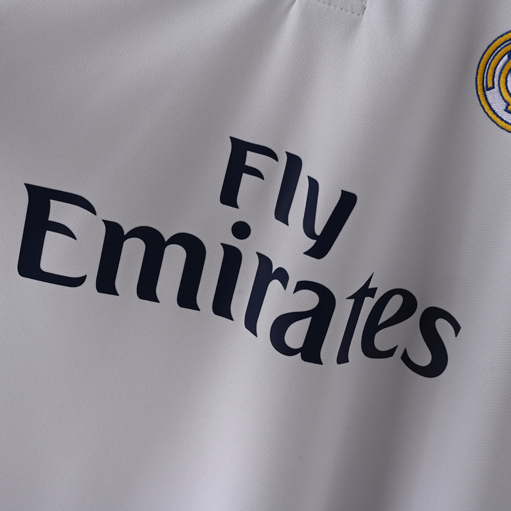 Real Madrid 2016/17 Home Retro Jersey – detalle de patrocinio y escudo