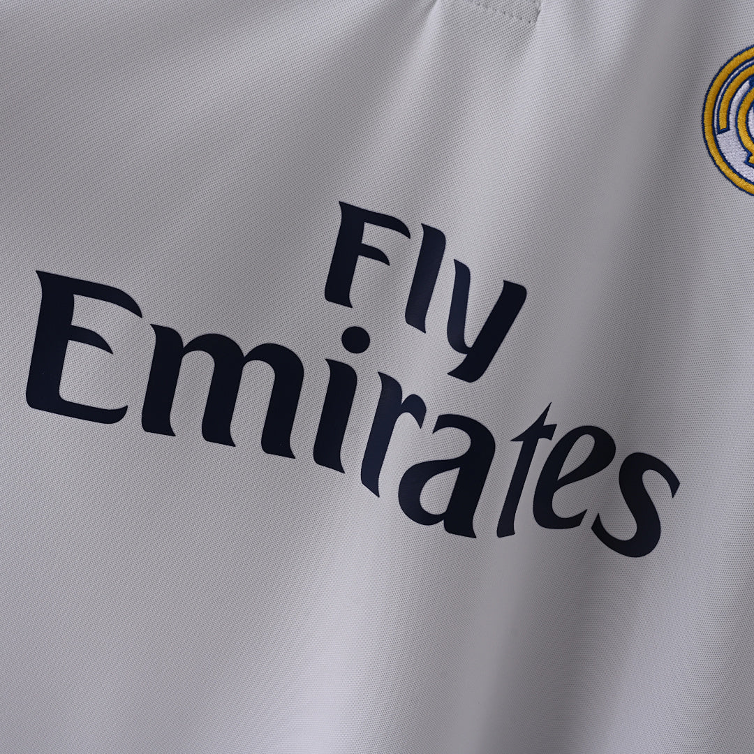Real Madrid 2016/17 Home Retro Jersey – detalle de patrocinio y escudo