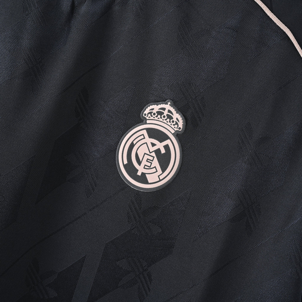 Real Madrid 2024/25 retro jersey, detalle del escudo