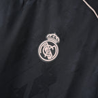 Real Madrid 2024/25 retro jersey, detalle del escudo