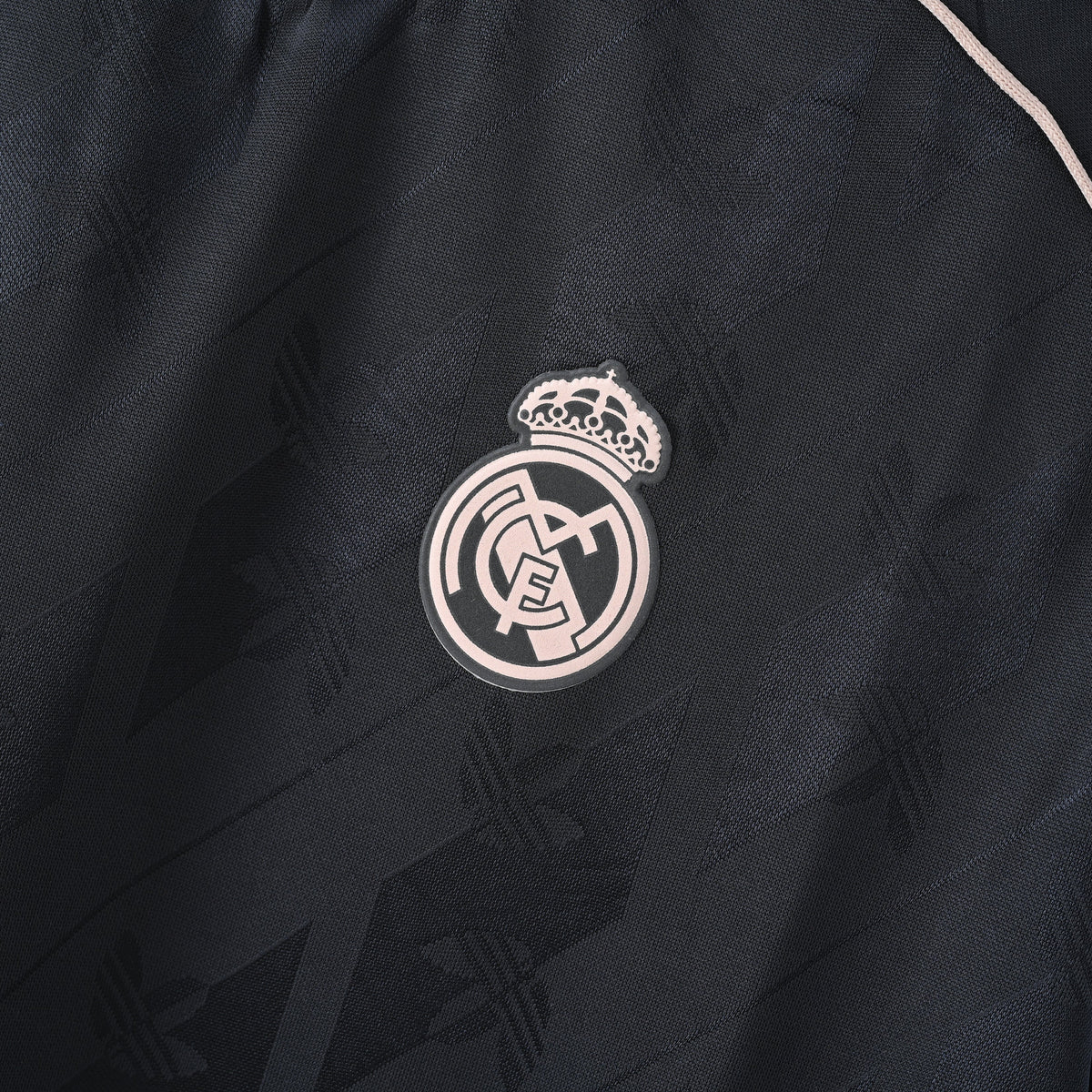 Real Madrid 2024/25 retro jersey, detalle del escudo