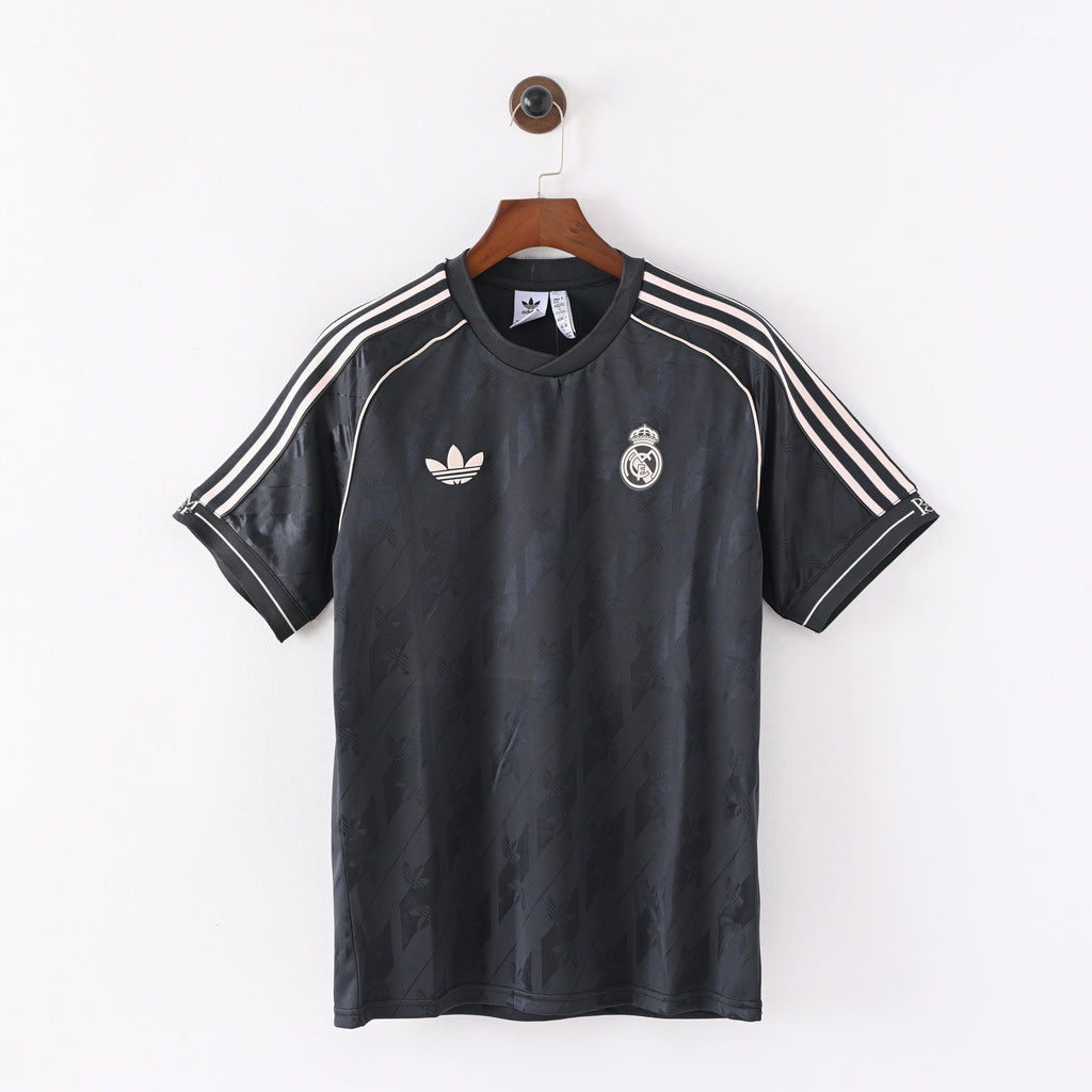 Real Madrid 2024/25 retro jersey, vista frontal